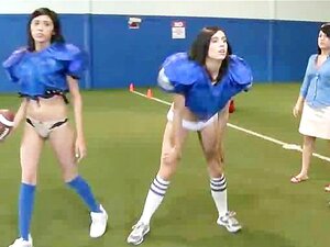 Sexcapade lesbienne chaude après un peu de football nu