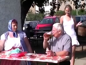 Grand-beau-beau-père est autorisé à baiser une blonde fraîche de