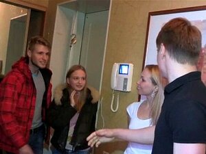 Salope endure un bon coup. La nana écarte les jambes et endure un bon