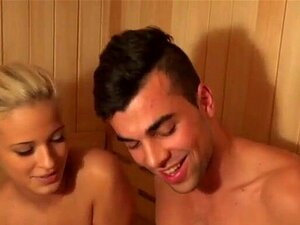 Deux belles beautés font un trio idéal avec un mec lubrique, dans le