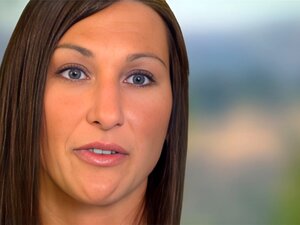 Petite femme amateur va essayer un club échangiste. Cette jolie vraie