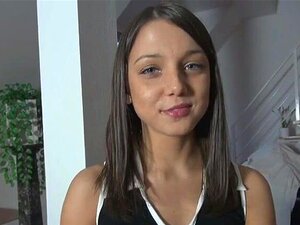 Prêt pour une balade sauvage ? Cette écolière adorable adore le