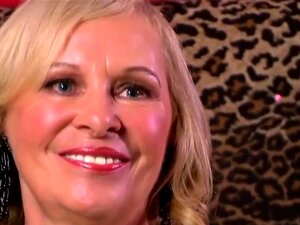 Mamie MILF en tenue de baiser me pompe. Mamie MILF dans une vidéo de
