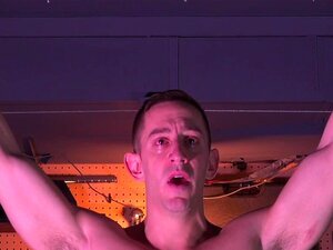 Bryan Cole se fait baiser avec un gode BDSM, crucifixion musculaire