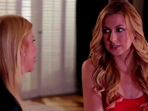 La chaude milf Alexis Fawx séduit la mignonne Alexa pour qu'elle la
