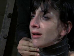 Fessée dure pour une nana masquée. Beauté masquée avec chatte