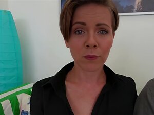 Femme échangiste aux cheveux courts fait l'amour avec un cocu