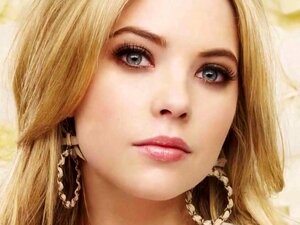 Ashley Benson se branle au défi