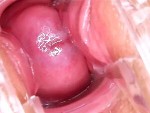 Une mignonne tchèque en chaleur écarte sa vulve écartée à la