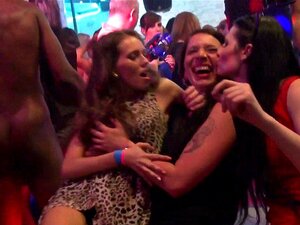 Les amateurs d'orgie se font remplir de foutre. Les amateurs d'orgie