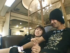 Belle poupée asiatique suscite le désir en public ! Découvrez ses