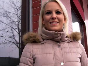 Une blonde se fait baiser par une grosse bite en public