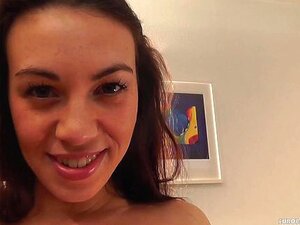 La brune sexy Tiffany Doll prend une grosse éjac faciale
