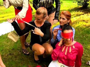 Les amateurs de Glam les pisse pissent en groupe en plein air