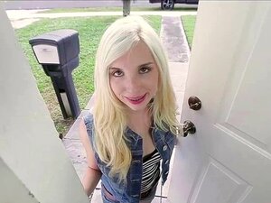 La sexy et blonde Piper Perri suce ses demi-frères amis. La sexy et