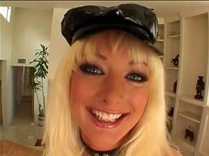 Mella avale du sperme dans un tube vidéo à double pénétration,