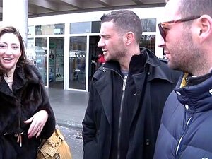 La jolie MILF italienne Sandra se fait baiser dans un plan à trois