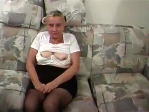 La grand-mère aux seins a l'air légèrement ridicule dans son haut