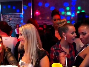 Les lesbiennes glam se font doigter. Les lesbiennes glam attrapent des