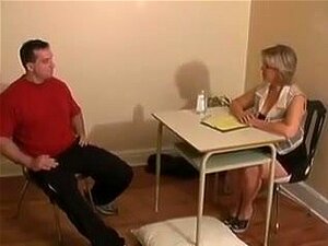 La branlette se termine par une éjaculation de la blonde mature aux