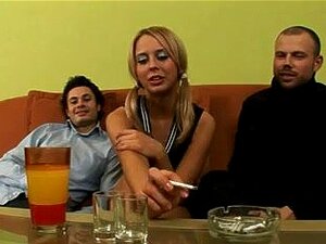 Une fille russe aux gros seins branle et baise