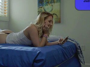 Sierra Nicole remplit sa chatte avec la bite de son beau-père. Sierra