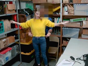 La suspecte aux gros seins Nadya se déshabille et baise avec