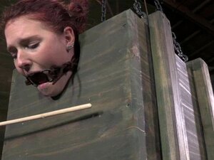 Jeu de cul de mâles avec une salope de boîte fétichiste. Maledom