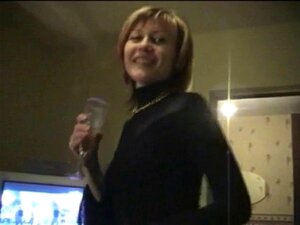 blonde maigre avec des petits seins