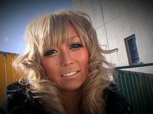 La fille japonaise incroyable Rina Aina dans le clip de masturbation