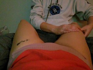 beau-père masse ses jolies cuisses dans sa culotte