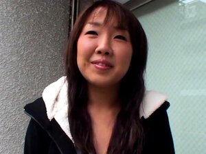 L'ado japonaise Yuri Takao fait une pipe et baise