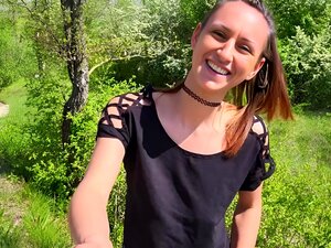 Agent public-une mignonne italienne se fait baiser le cul pour de
