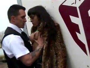 La pute de rue sale Alyssa Divine baisée par le fuzz