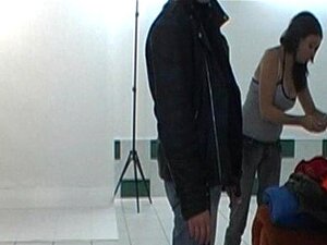 Strip-tease en coulisses et pipe par une vraie nana ronde