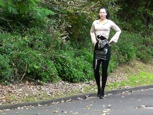 Jupe en latex noir en plein air