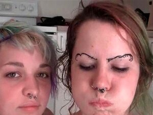 Lesbiennes coquines pissent dans un bol. Les coquines lesbiennes