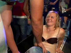 Sexe de groupe lascif et osé, succions de bites érotiques et baises