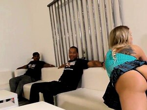 Salope à la bouche pleine de foutre suce un gros chibre noir