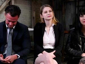 Agent plantureuse baisée avec un gode ceinture par un pirate de