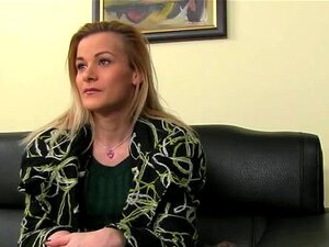 Faux sexe d'agent avec une blonde timide