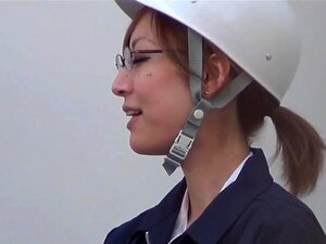 PISS JAPAN TV - Une asiatique pisse dans son pantalon au travail. Un