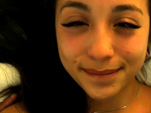 Petite mouche extraterrestre vole dans la chambre de deux demi-sœurs