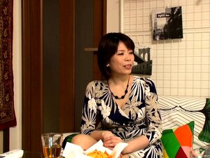 Une MILF orientale sulfureuse a une chatte enflammée qui a besoin de