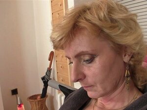 Plan à trois chaud avec une grand-mère blonde maigre. Plan à trois