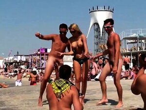 mecs nus à la plage