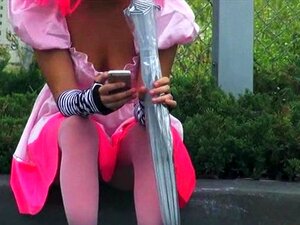 La cosplayeuse Natalie Monroe baisée avec un inconnu en public, la