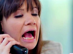 La patronne enlève sa culotte en regardant une Latina. Elle veut