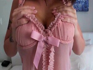 Petite amie amateur aux gros seins se fait prendre par une bite dans