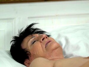 ÉPISODES DE SEXE DE MAMIE - Une gilf aux seins tombants se fait